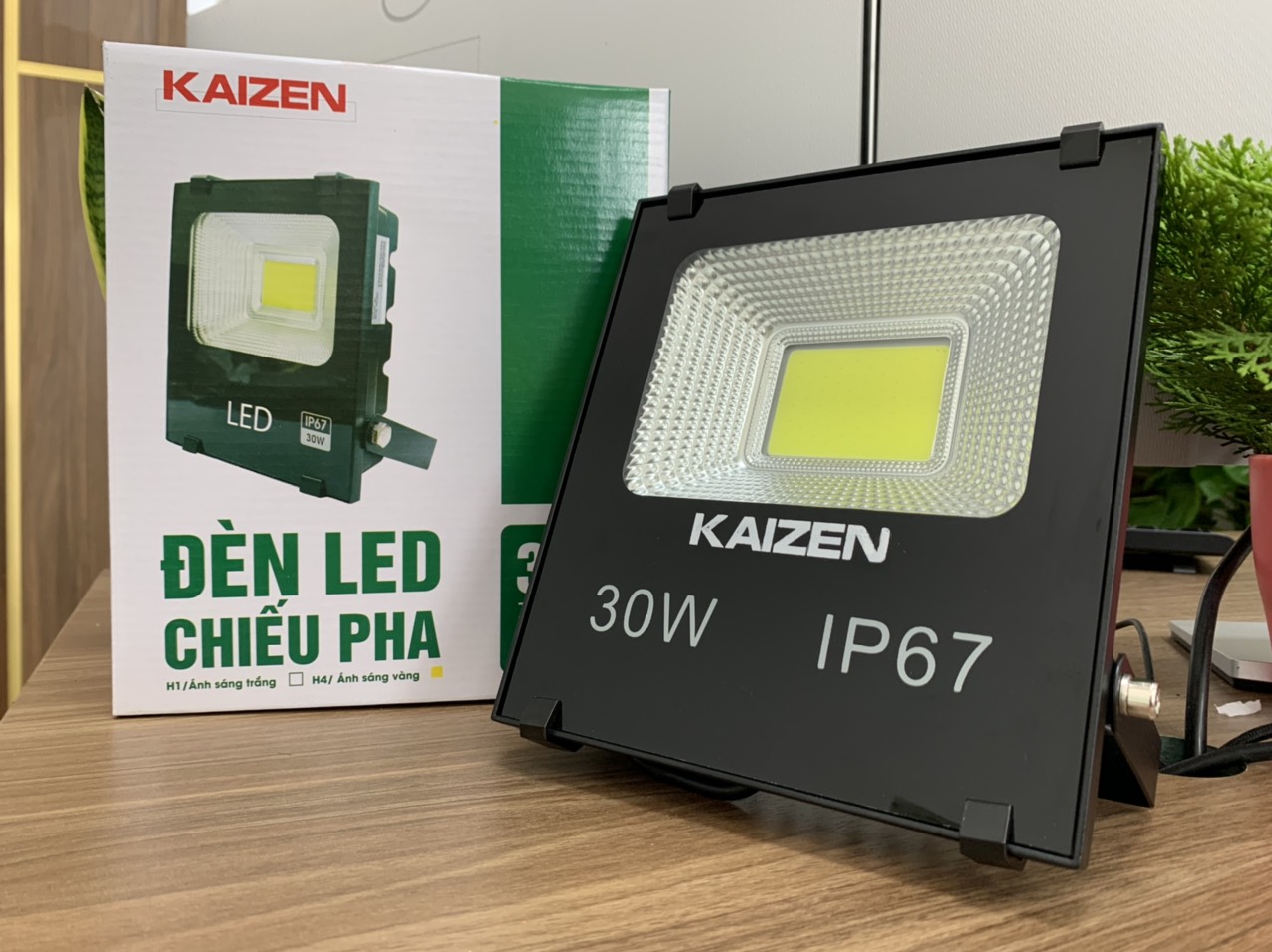 Đèn Pha LED Kaizen ngâm vào nước có sáng không?