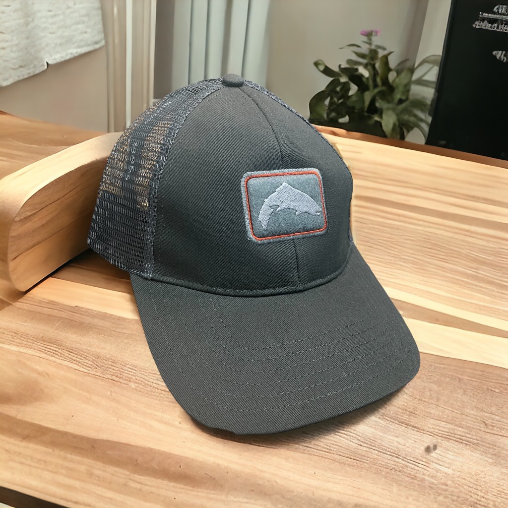 MŨ BASS PATCH TRUCKER SIMMS