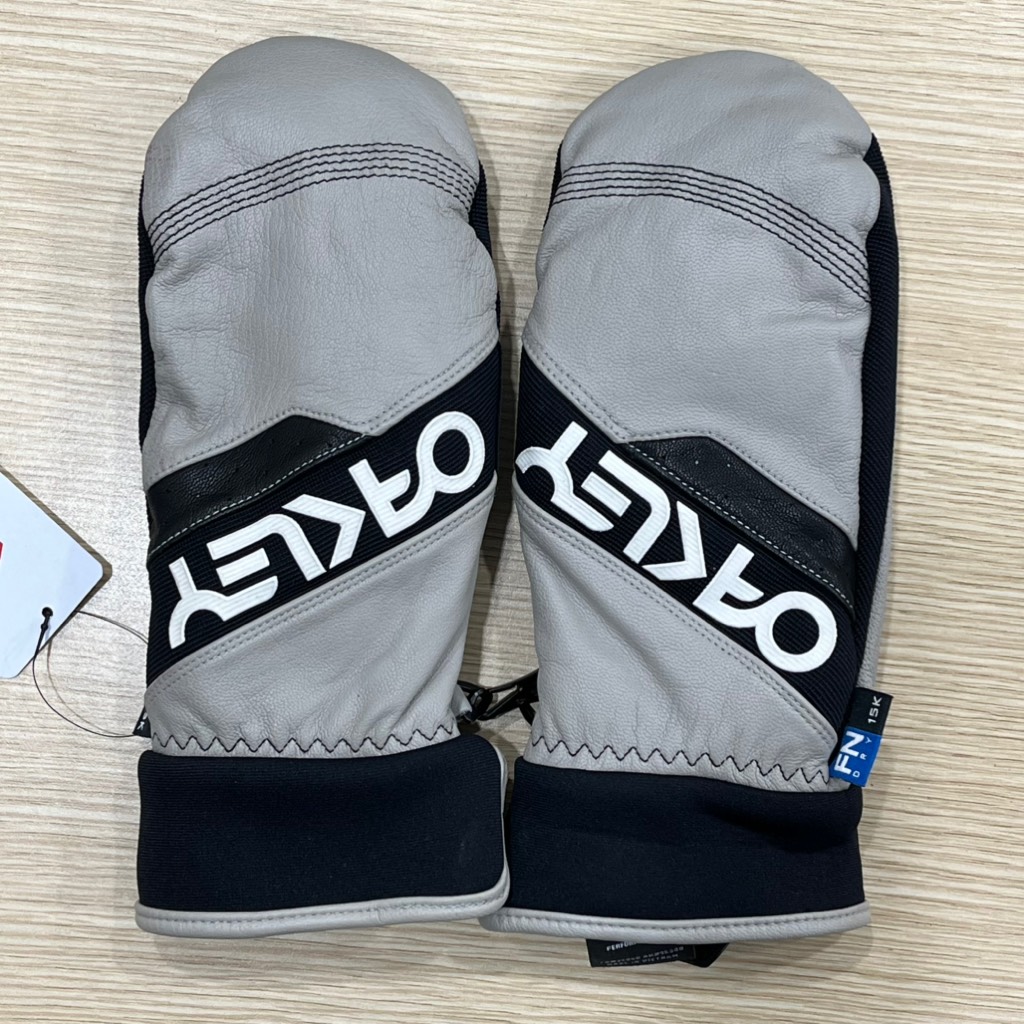 Gang tay đi tuyết Oakley