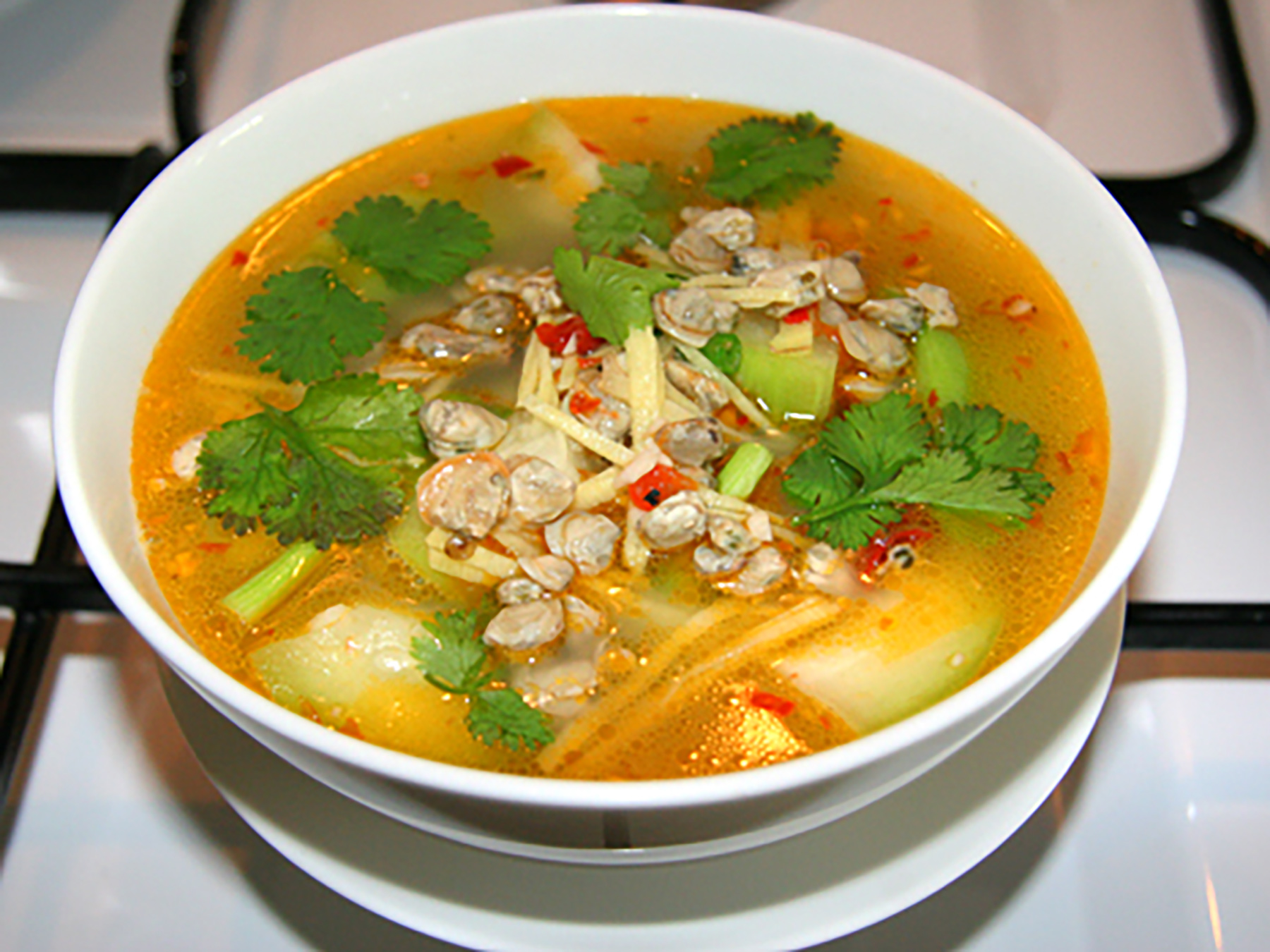 Canh chua khế nấu với hến