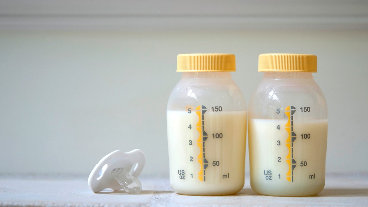 Colostrum là gì? Chúng có cần thiết cho con?