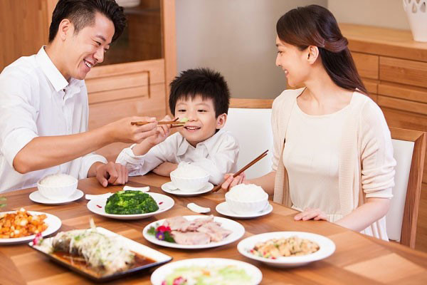 Trẻ biếng ăn sau tết phải làm thế nào giúp bé ăn ngon?