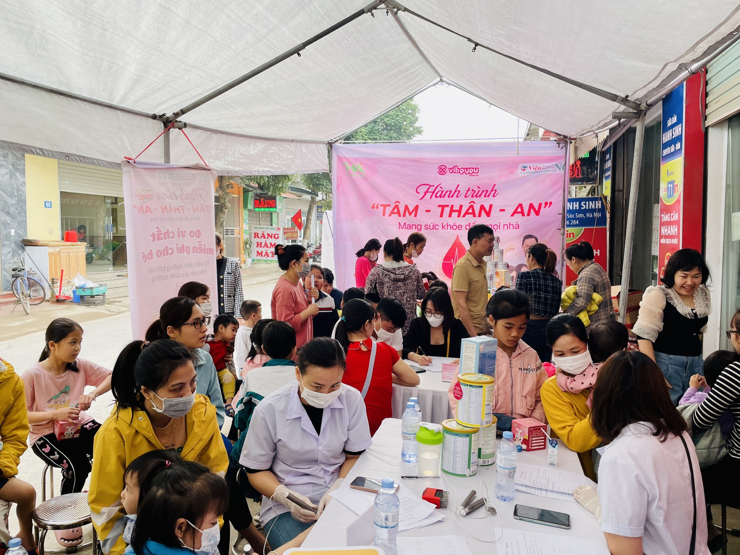 Chuyến xe Hành trình Vibeyeu trao yêu thương tại shop mẹ và bé Hanh Sinh – Tân Dân – Sóc Sơn.