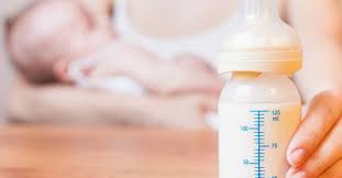Cho trẻ sơ sinh uống sữa nguội có bị đau bụng, tiêu chảy?