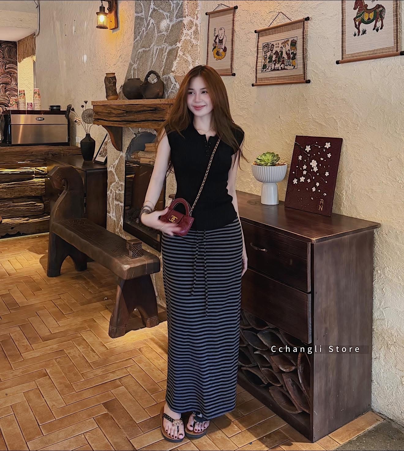 Set1034-Set áo thun đen phối chân váy midi kẻ có xẻ sau