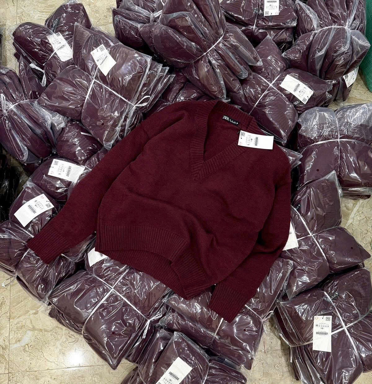 A441- Áo len đỏ cổ V trơn nhà máy full tem