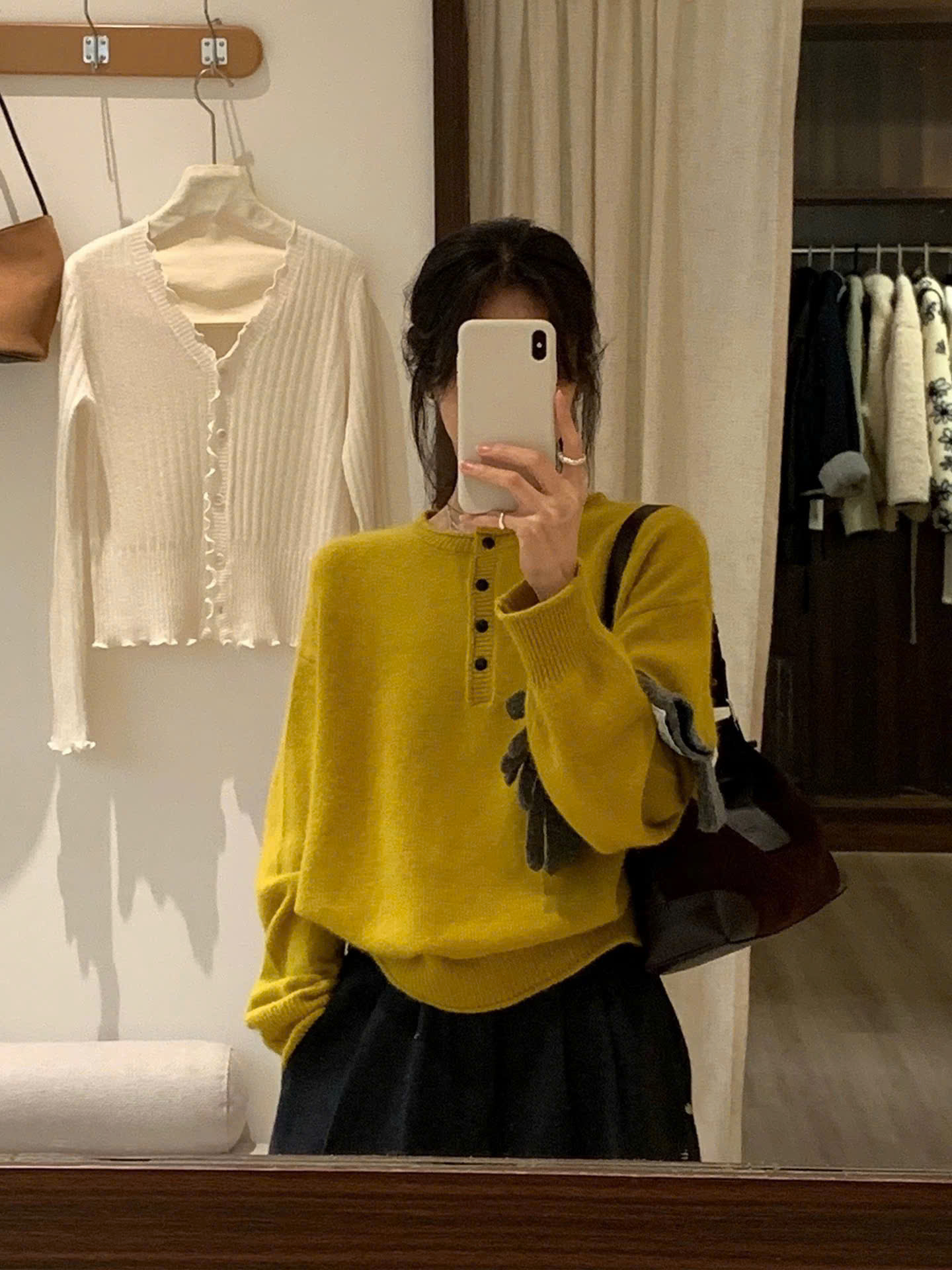 A431- Áo len dài tay cổ tròn khuy ngực vàng mù tat