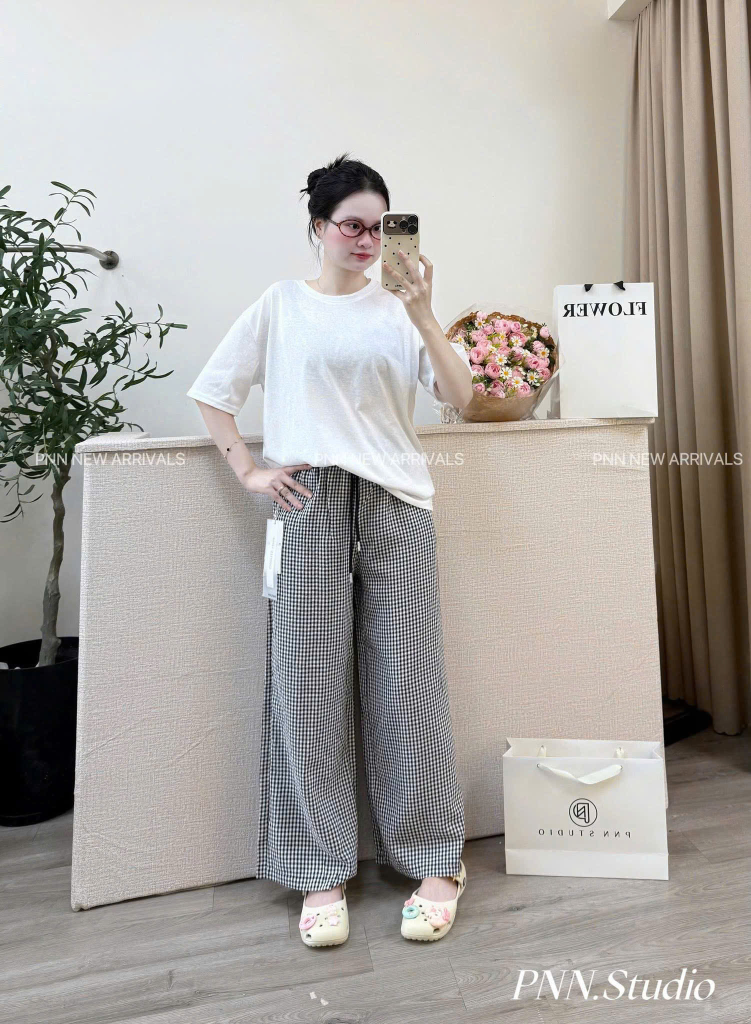 SeT977- Set áo thun trắng suông phối quần kẻ hàng Quảng Châu