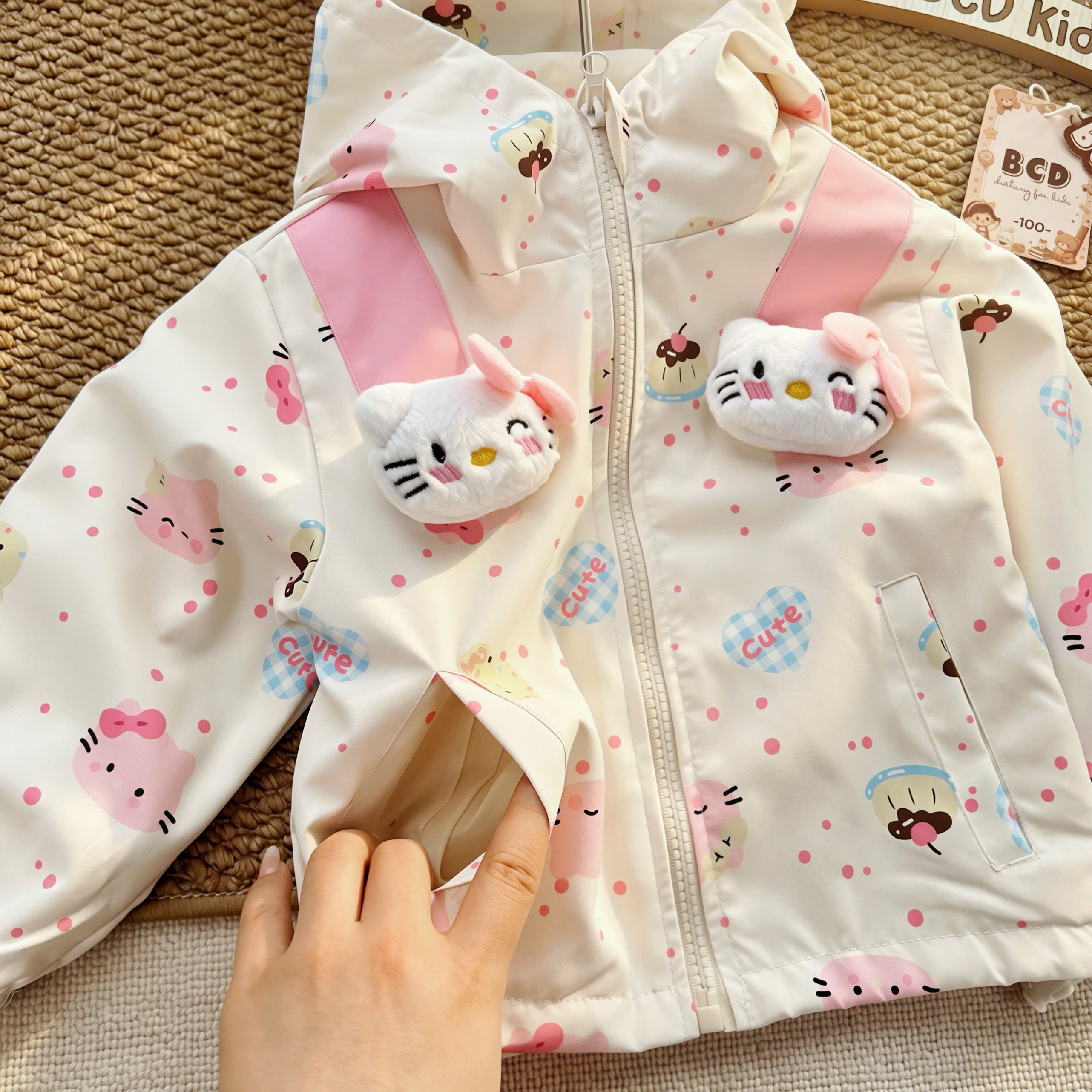 BT1071-Áo khoác gió KITTY đính thú nổi 2 lớp lót gió có mũ