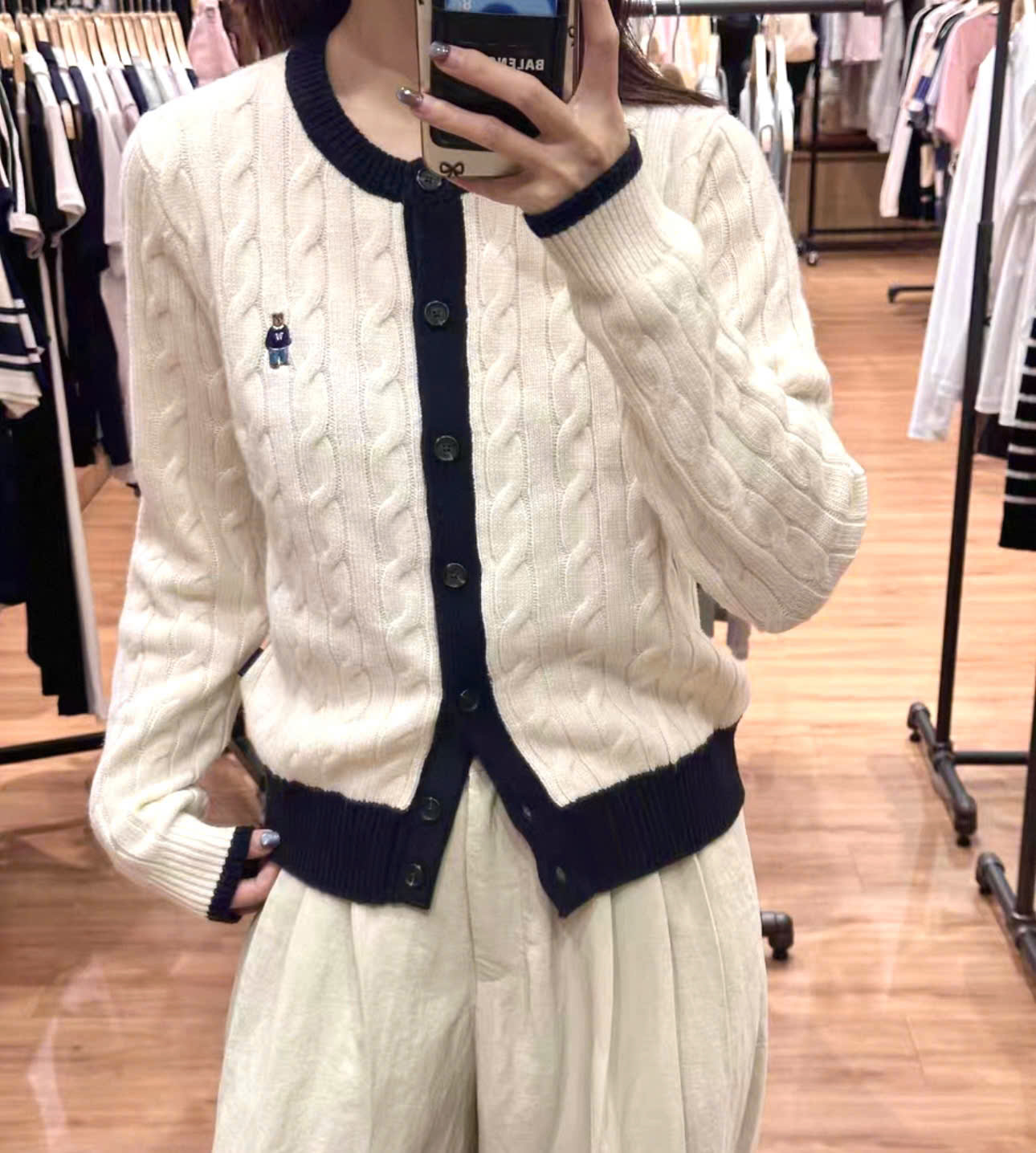 A358-Áo len cadigan vặn thừng trắng viền đen thêu gấu