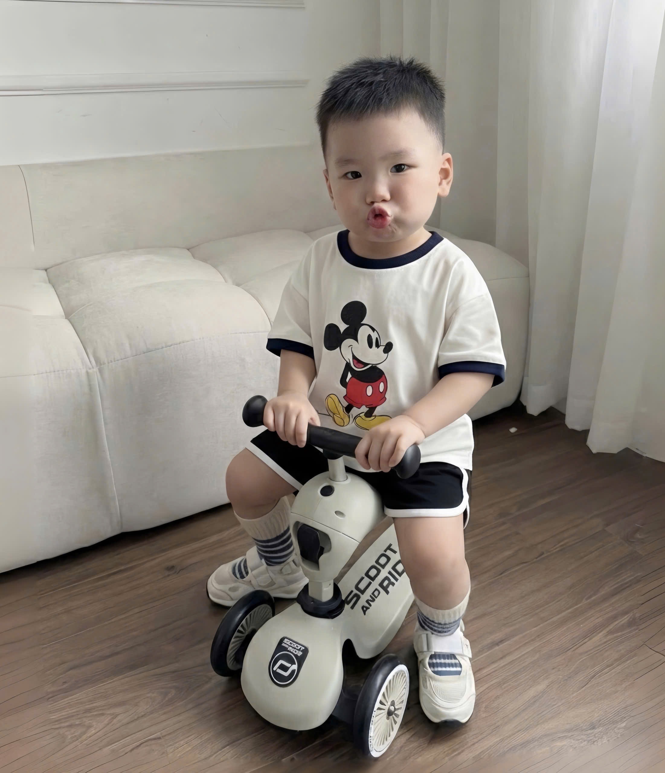 BT931- Bộ MiCKKEY trắng đen viền quần lượn trẻ em