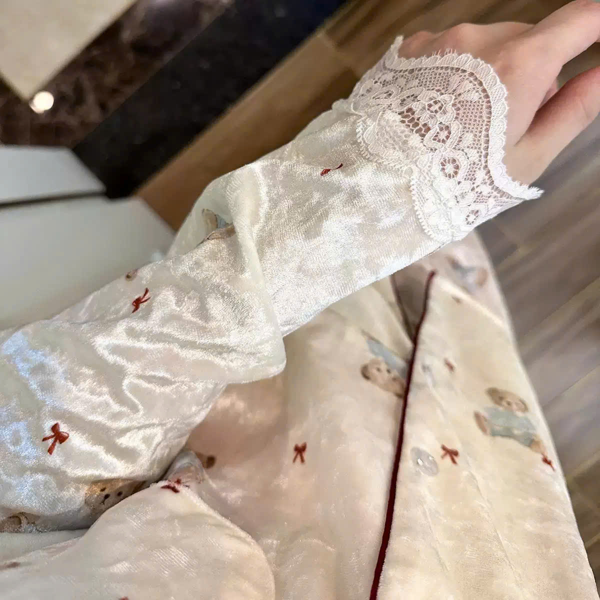 Set835- Set pijama mặc nhà lụa tuyết phối ren in gấu