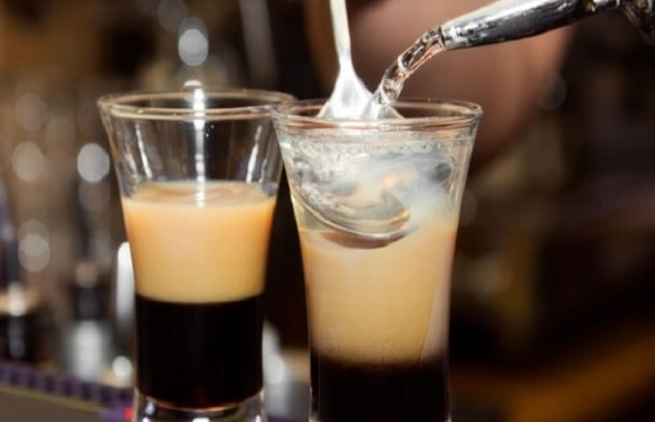 Bật mí cách làm cocktail B52 nhiều tầng đầy nghệ thuật