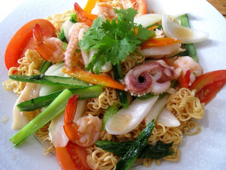 Cách làm mì xào hải sản lạ miệng ai cũng thích