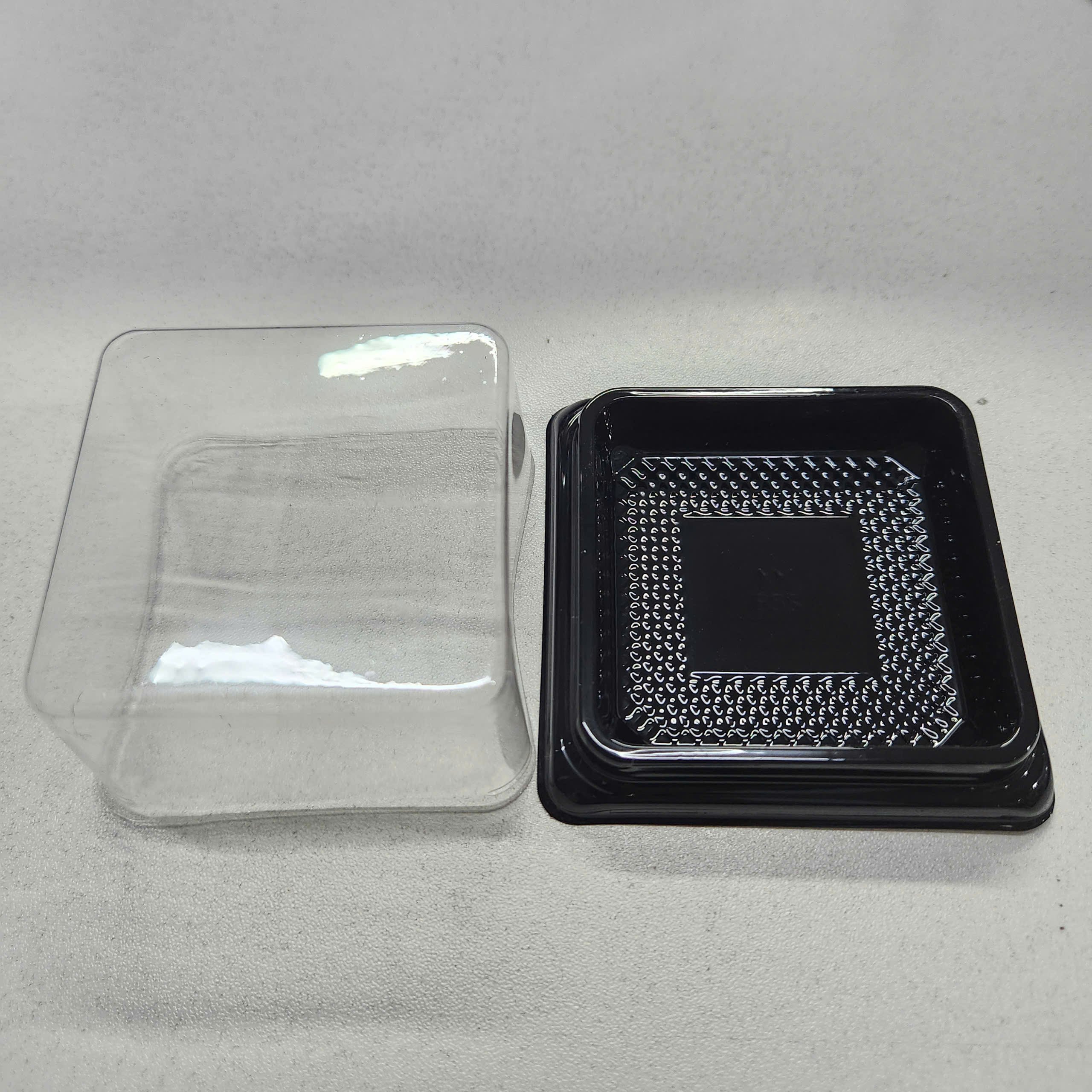 Trung Thu - Hộp bánh nhựa - Vuông - Đế đen vàng - XY65S - 75g (Lốc 50c)
