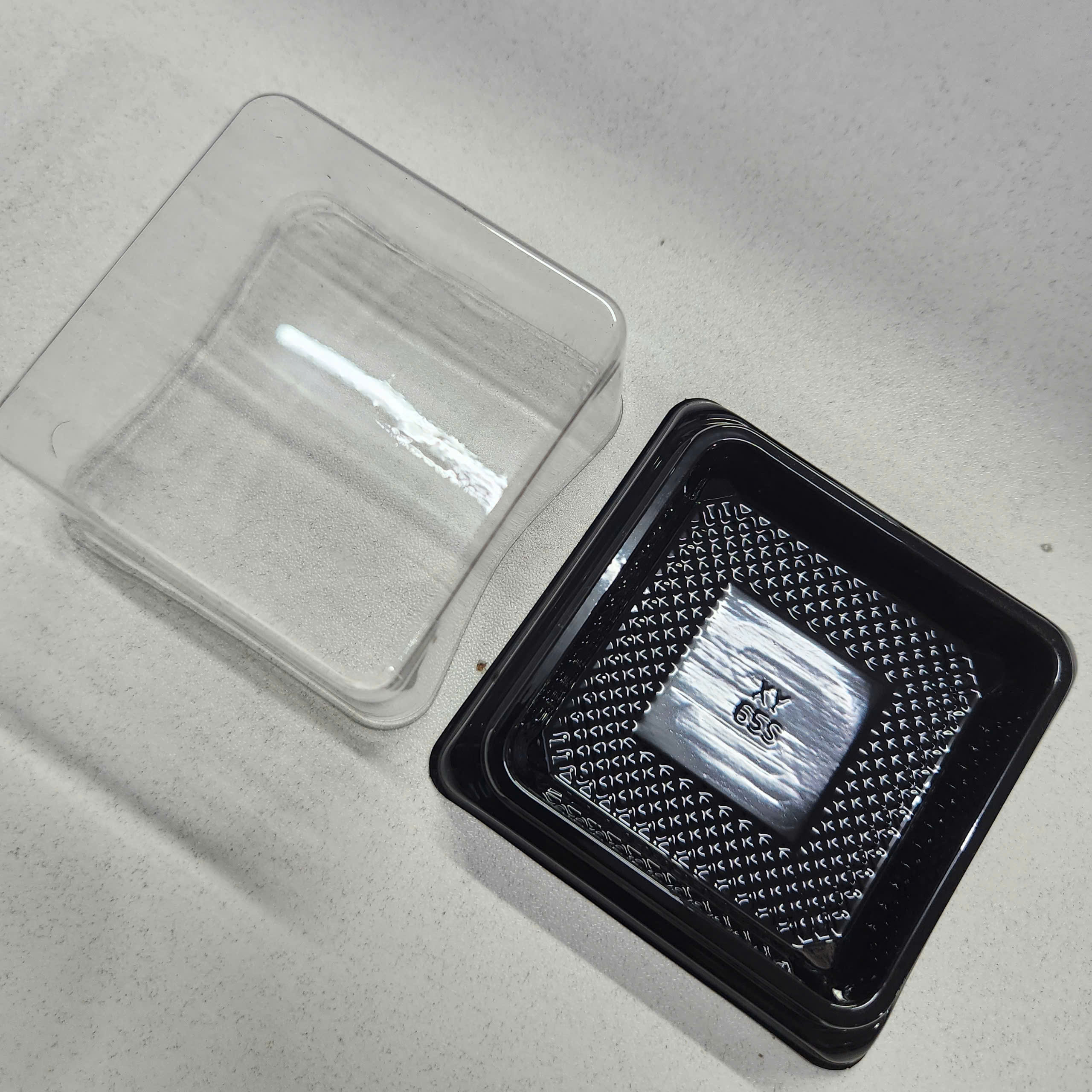 Trung Thu - Hộp bánh nhựa - Vuông - Đế đen vàng - XY65S - 75g (Lốc 50c)