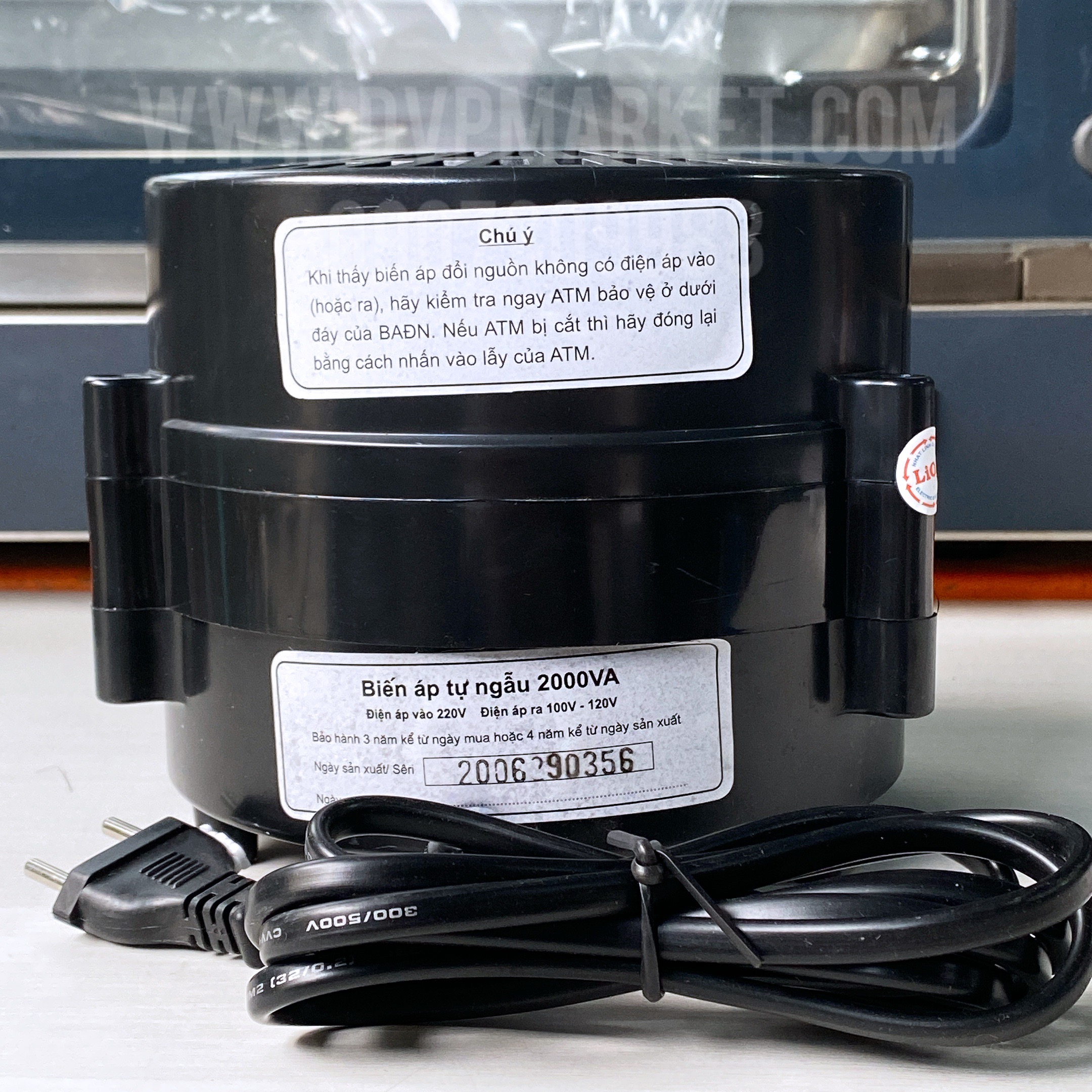 Máy biến áp đổi nguồn 220V sang 110V Lioa 2000VA