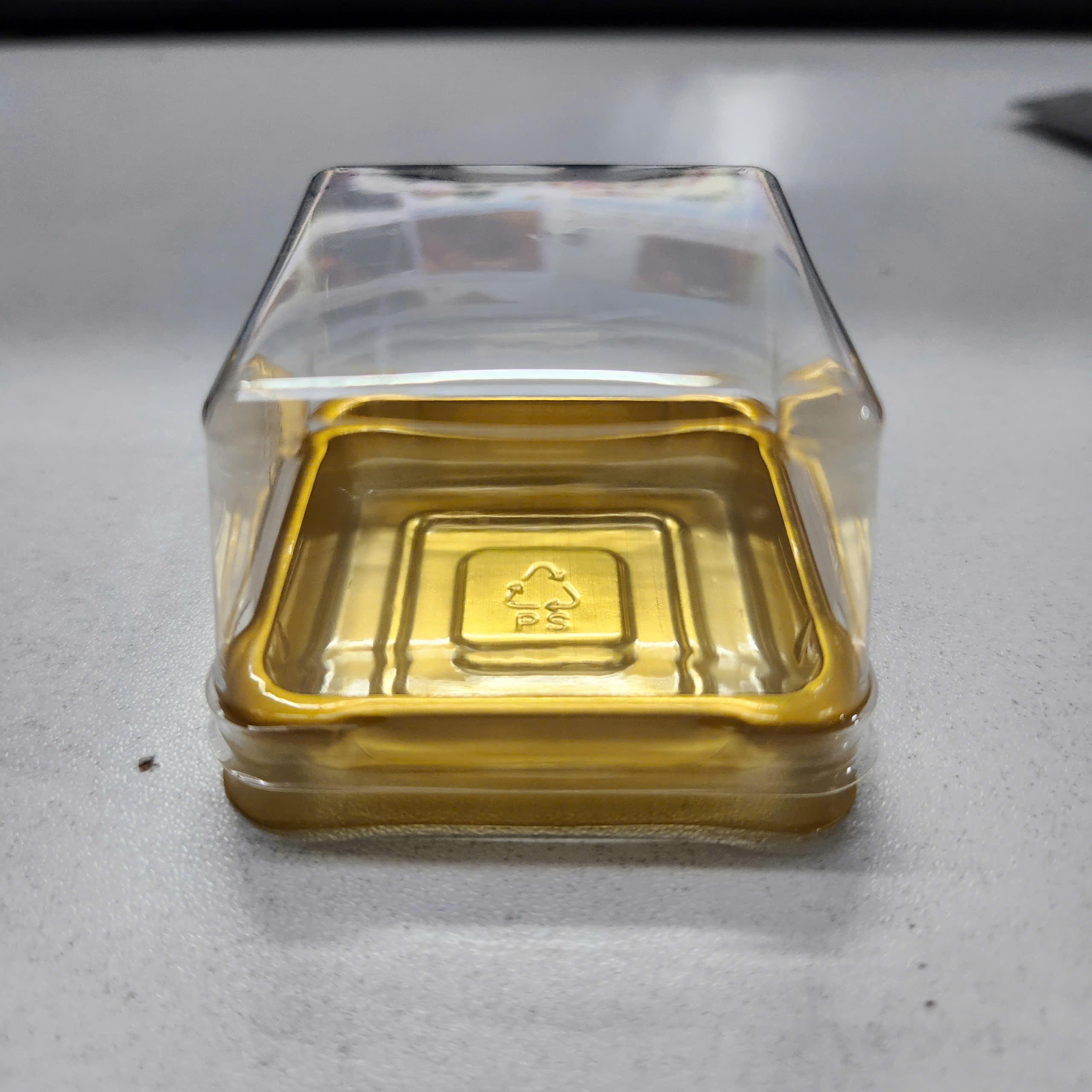 Trung Thu - Hộp bánh nhựa - Vuông  - Đế vàng - 50g (Lốc 50c)