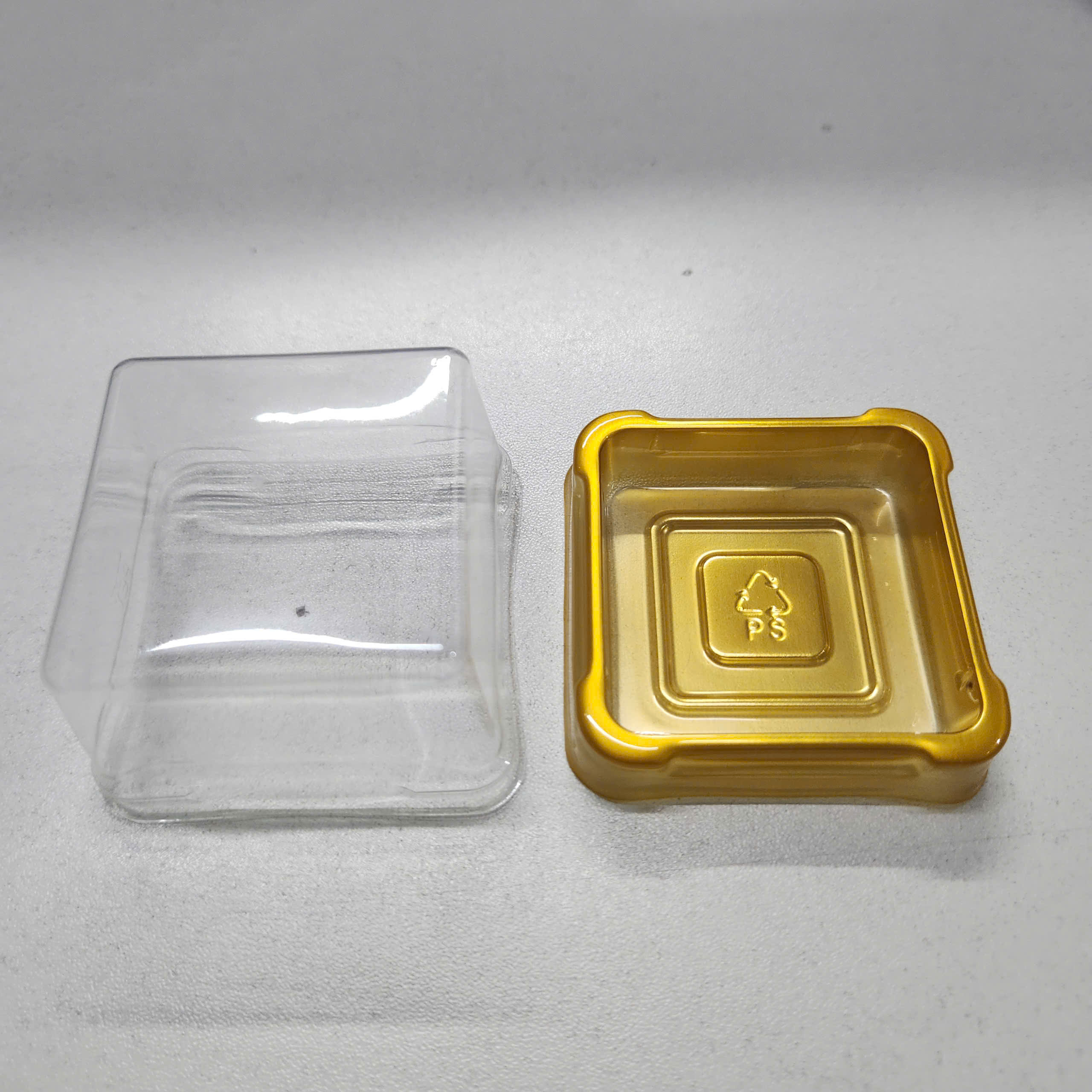 Trung Thu - Hộp bánh nhựa - Vuông  - Đế vàng - 50g (Lốc 50c)