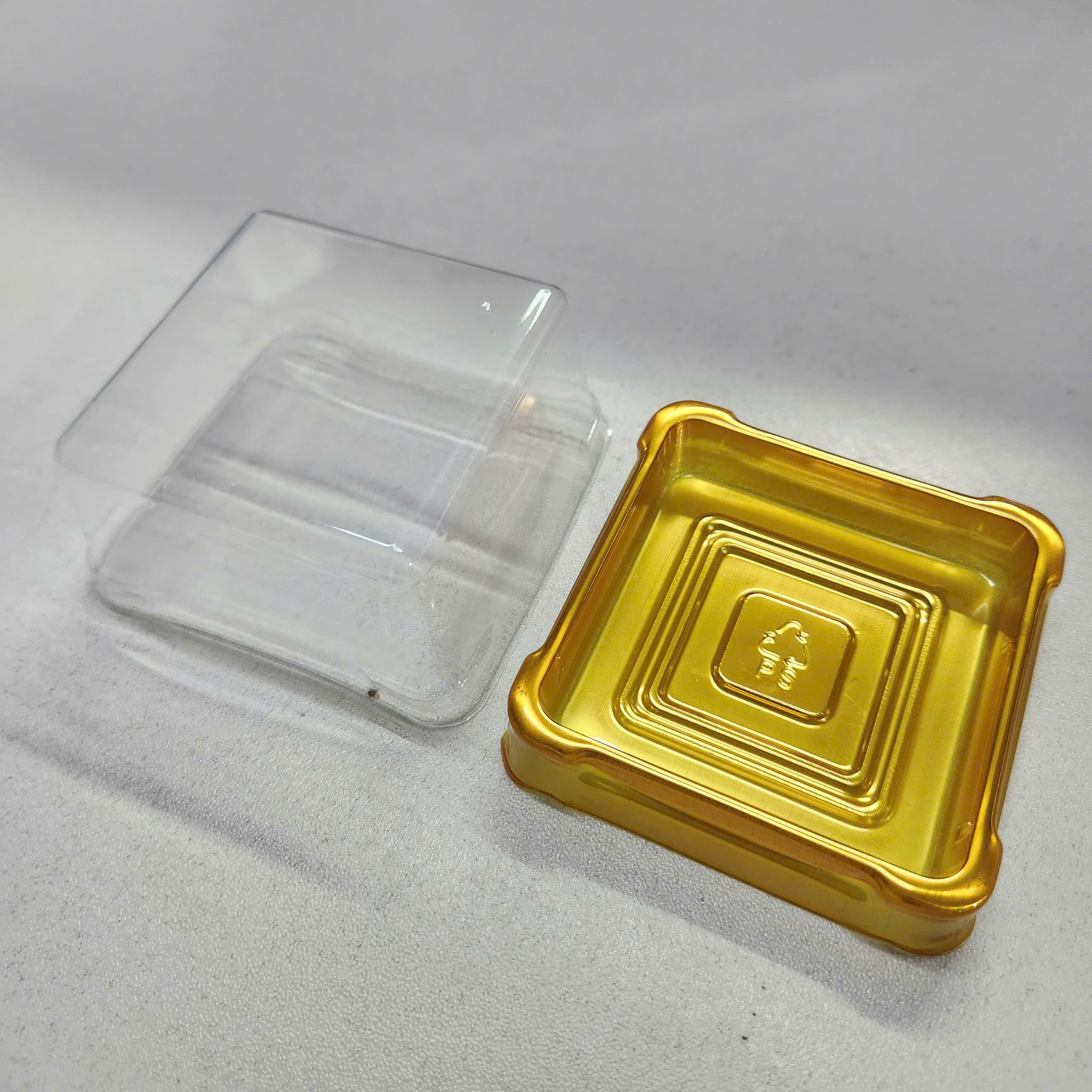 Trung Thu - Hộp bánh nhựa - Vuông  - Đế vàng - 75g (Lốc 50c)