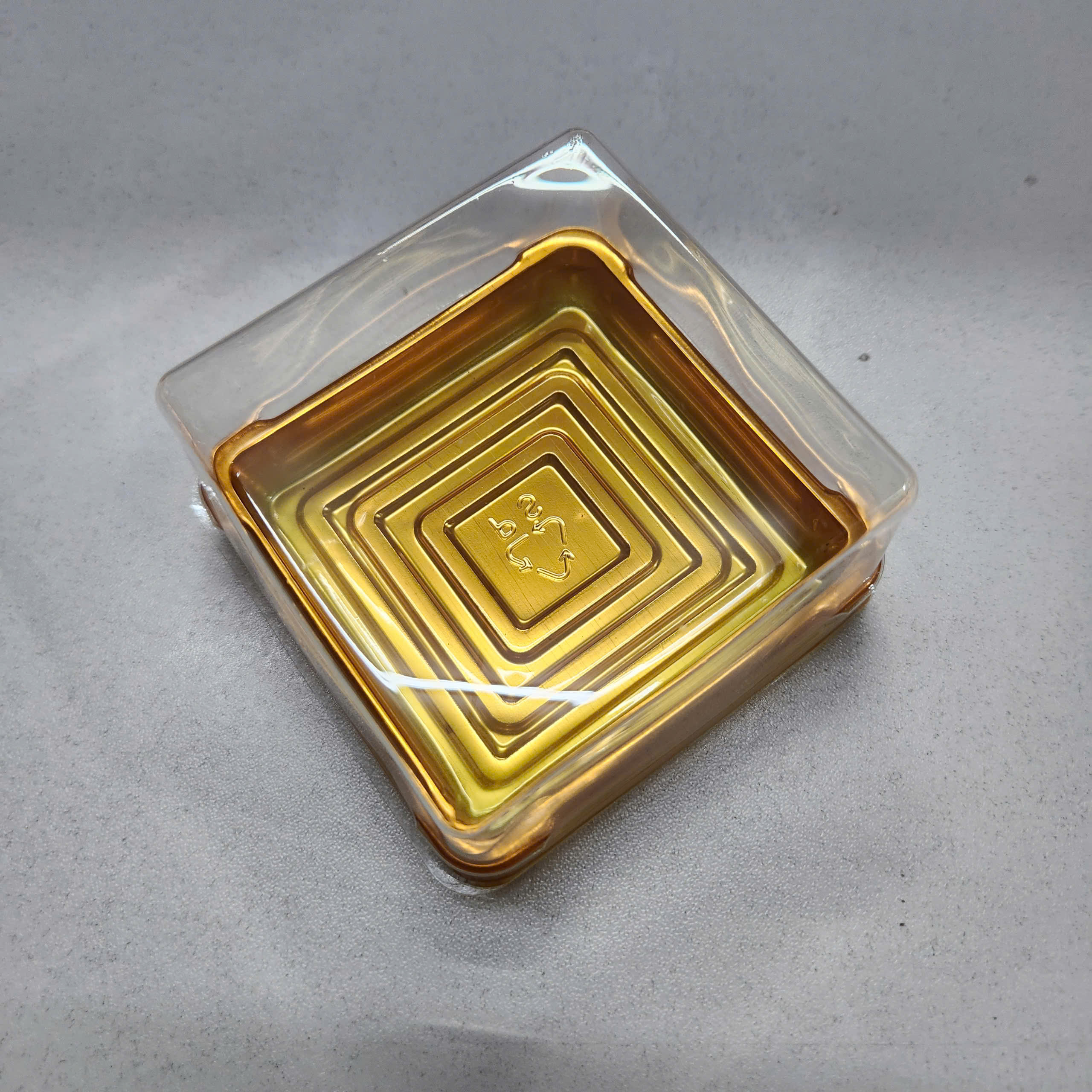 Trung Thu - Hộp bánh nhựa - Vuông  - Đế vàng - 100g (Lốc 50c)