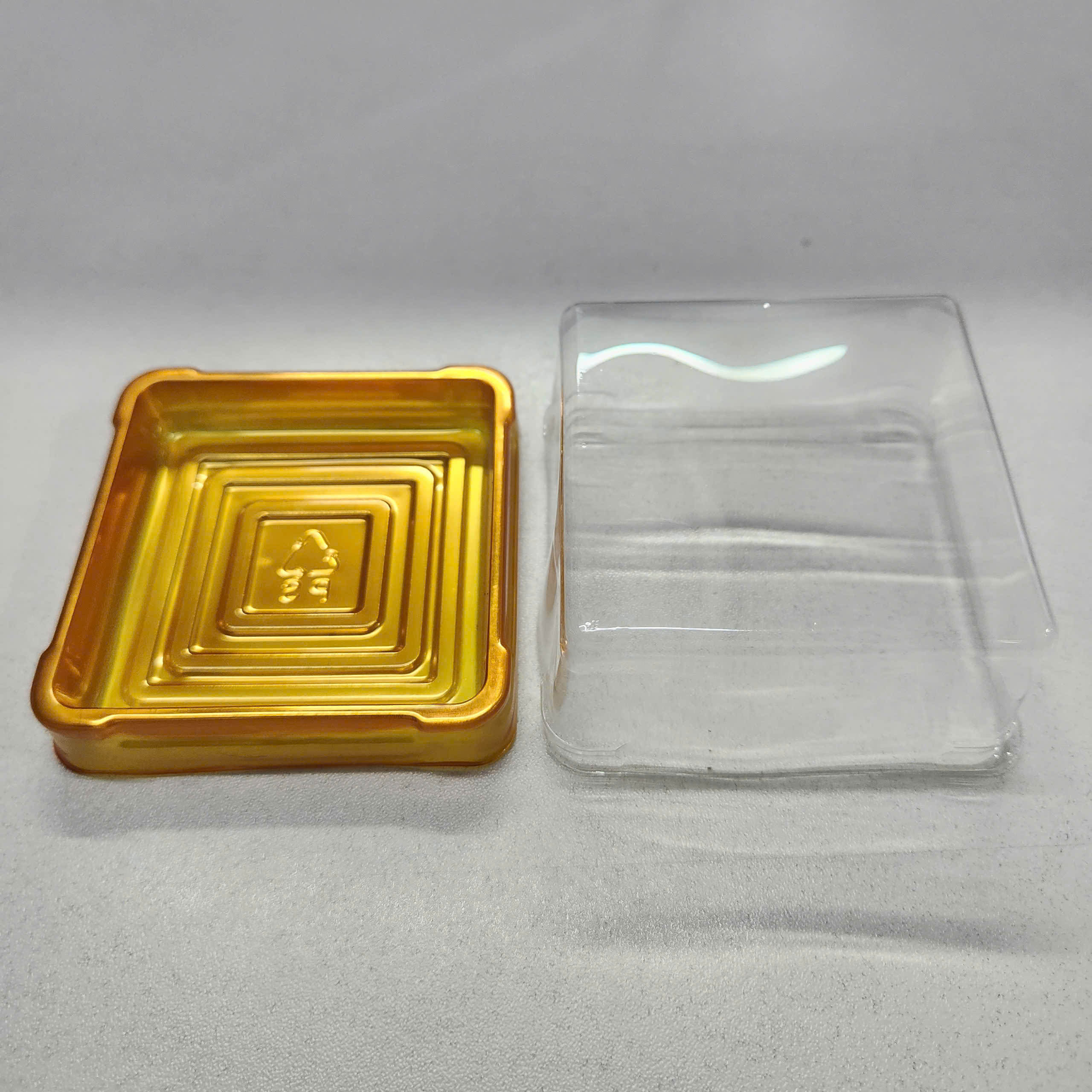 Trung Thu - Hộp bánh nhựa - Vuông  - Đế vàng - 100g (Lốc 50c)