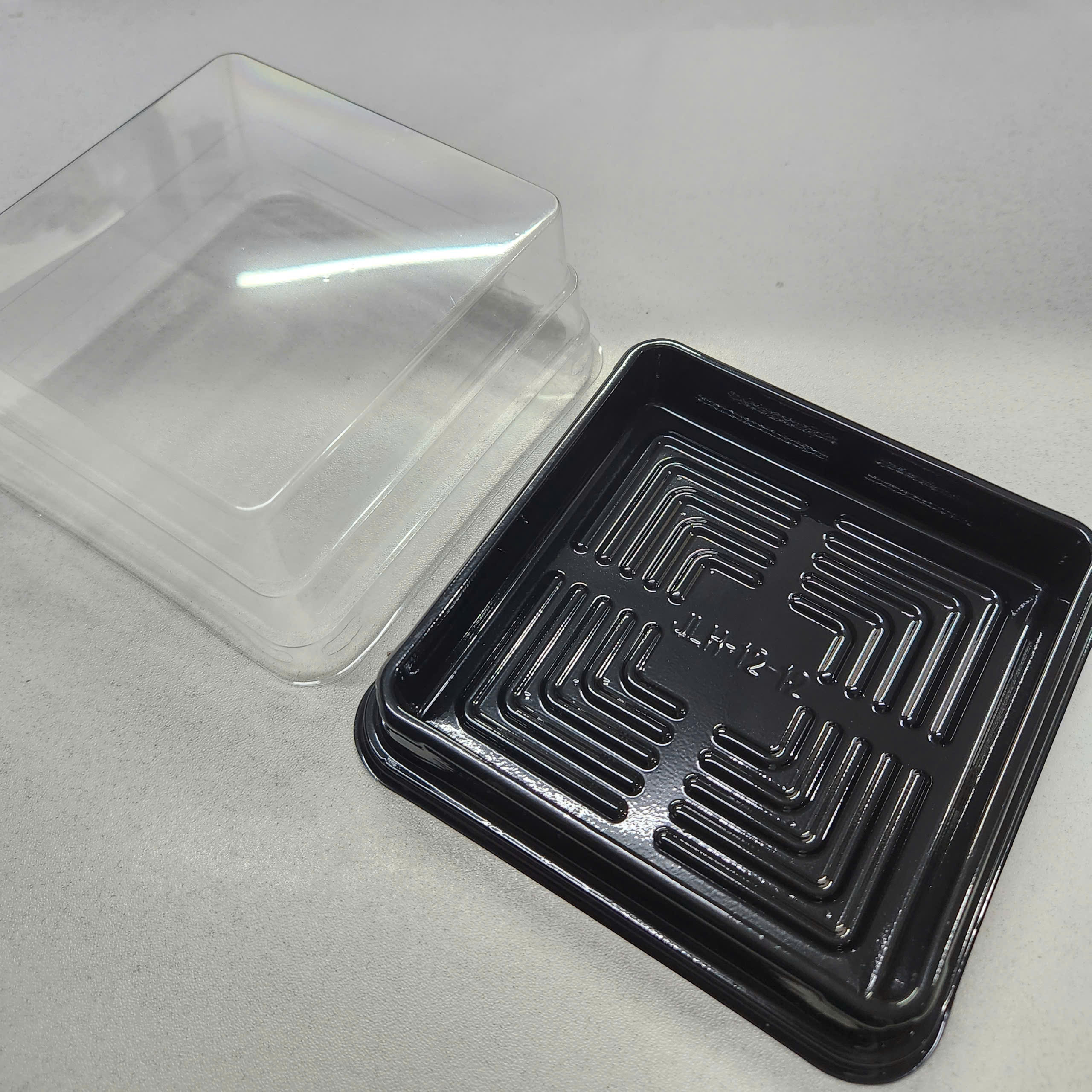 Trung Thu - Hộp bánh nhựa - Vuông  - Đế đen - XY12-12 - 250g (Lốc 50c)