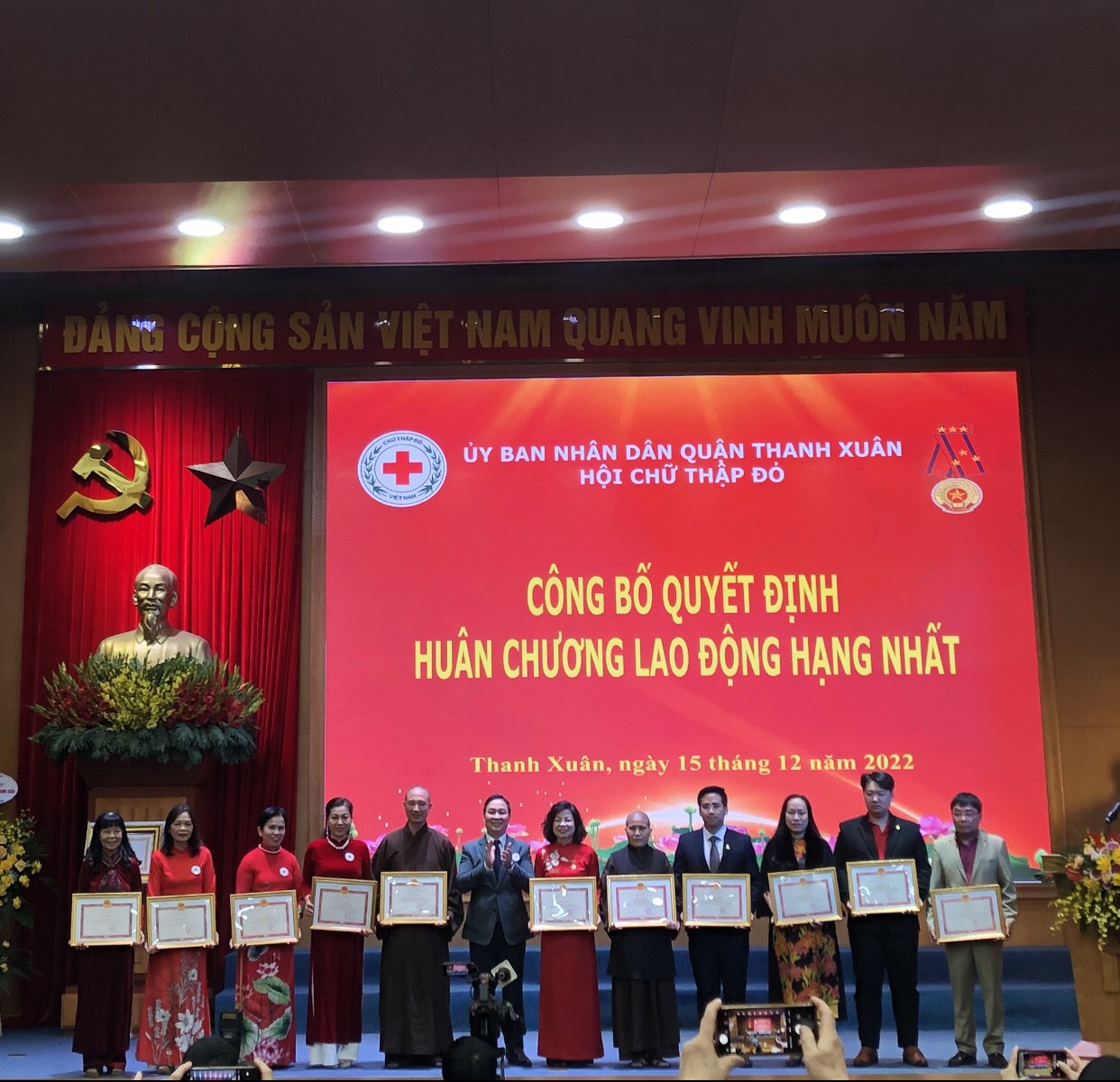 NHẬT MINH GROUP VINH DỰ ĐƯỢC CHỦ TỊCH ỦY BAN NHÂN DÂN QUẬN THANH XUÂN TRAO TẶNG GIẤY KHEN
