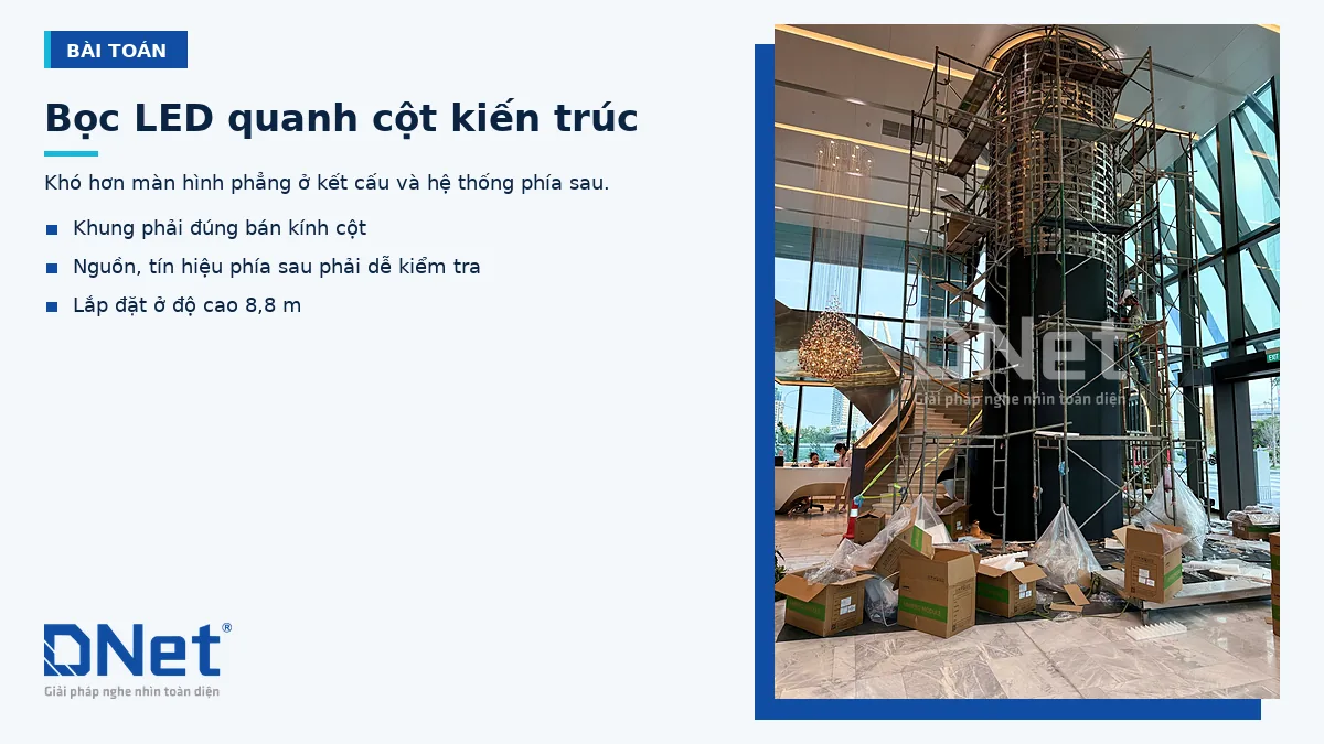 Cột kiến trúc cao 8,8 m trong đại sảnh dựng giàn giáo để lắp màn hình LED