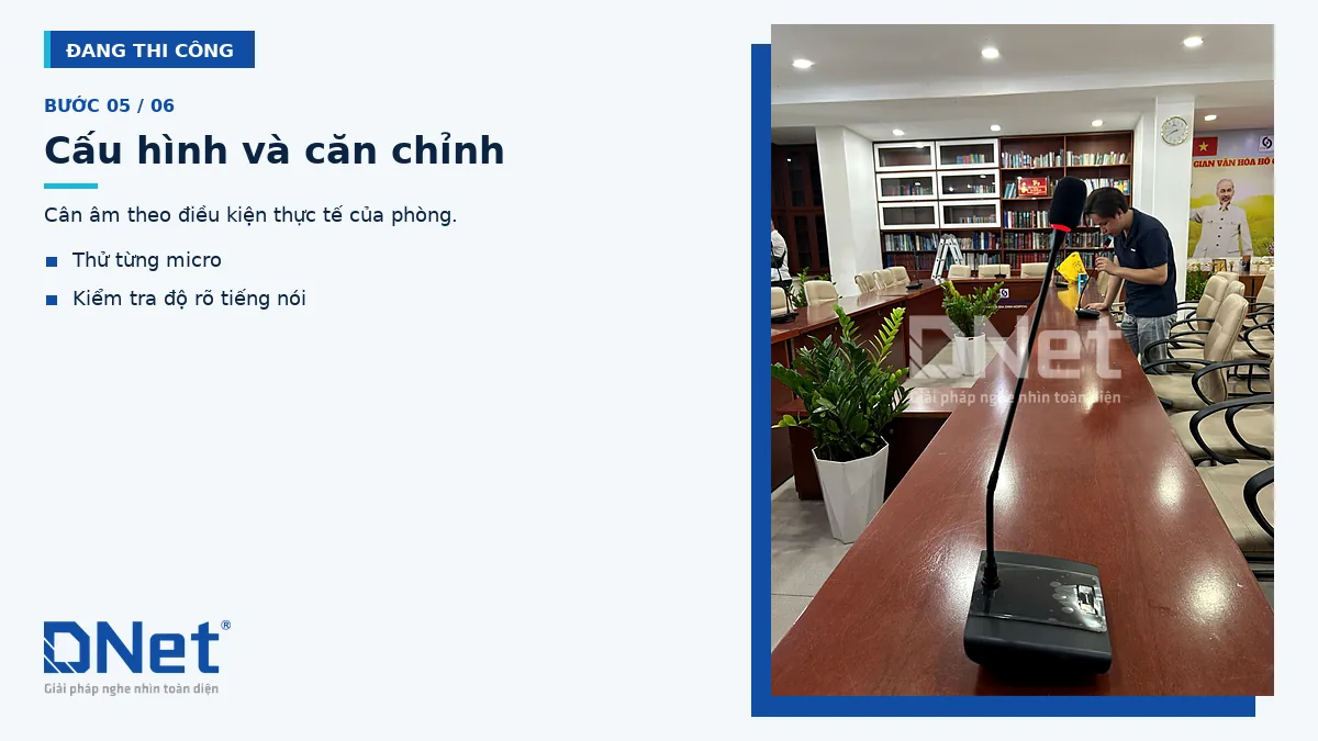 Kỹ thuật viên DNet căn chỉnh micro hội nghị OBT tại phòng họp Bệnh viện Gia Định