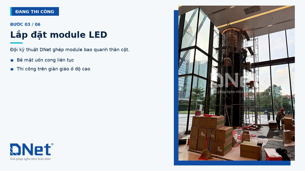 Kỹ thuật viên DNet lắp module LED quanh thân cột trên giàn giáo