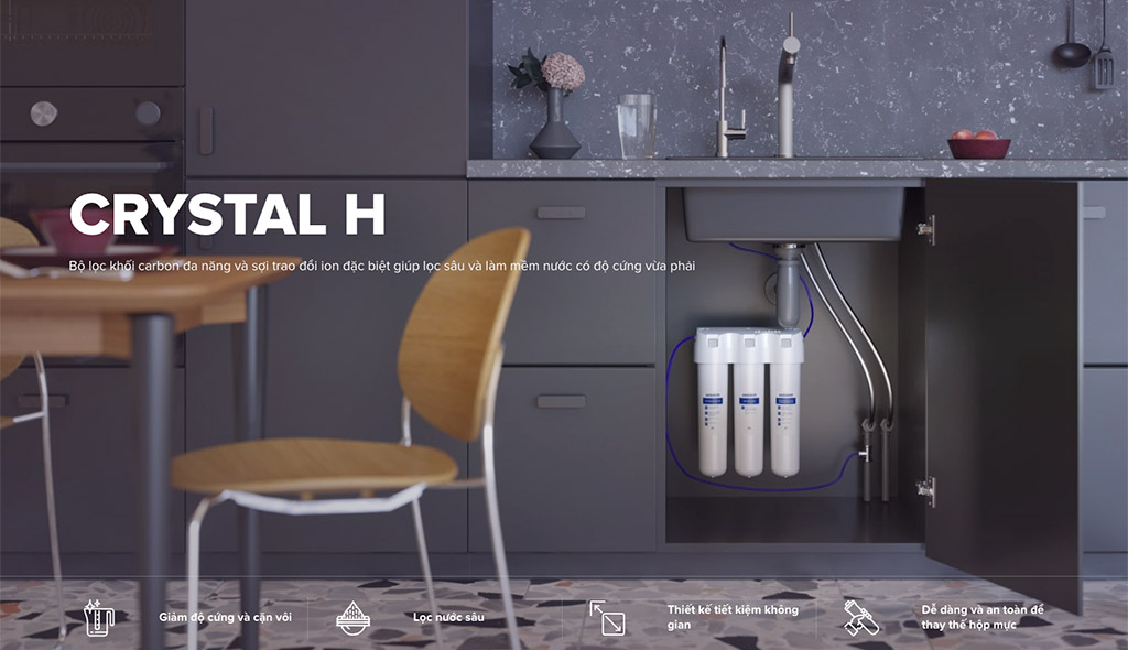AQUAPHOR Crystal H là bộ lọc khối carbon đa năng và sợi trao đổi ion đặc biệt giúp lọc tinh khiết và làm mềm nước cứng vừa phải.
