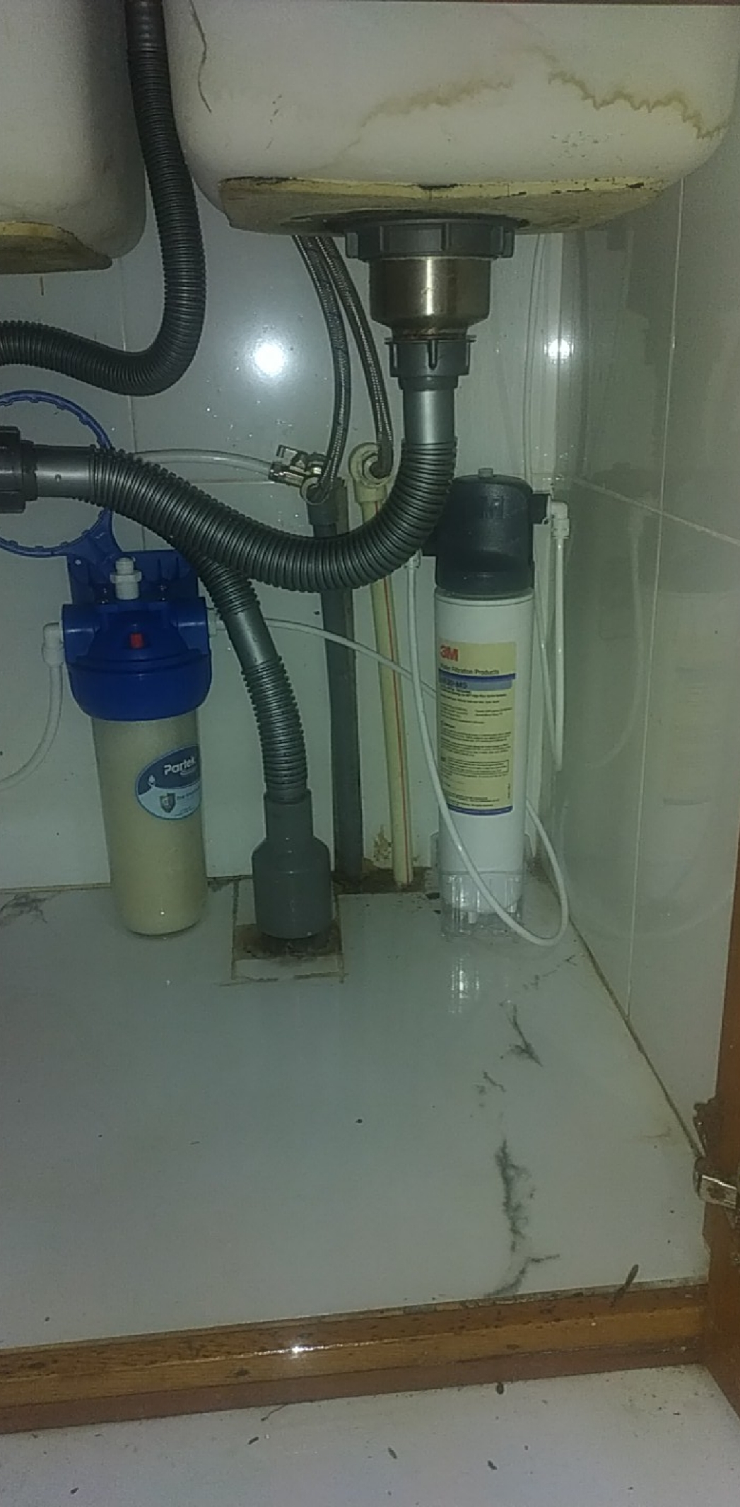 Cốc tiền lọc và bộ lọc 3M được lắp trong khoang chậu tại công trình HAPA ở Đống Đa