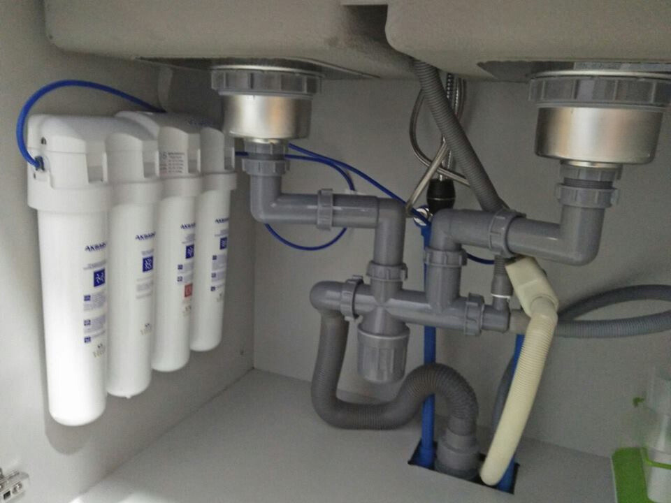 Bộ lọc Aquaphor lắp sát vách trái dưới chậu hai hố tại dự án HAPA ở Đống Đa