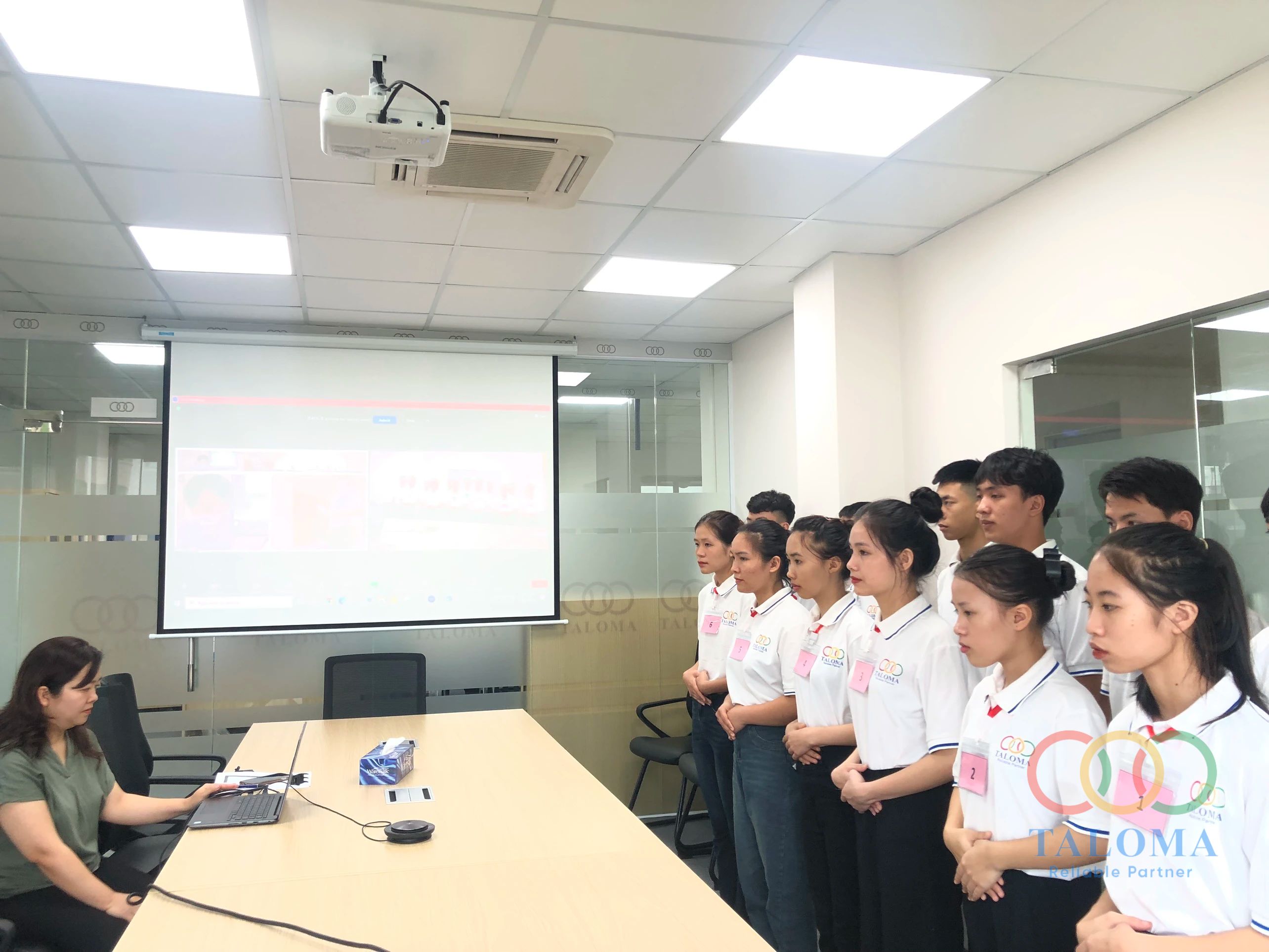 Hình ảnh: Các ứng viên tham gia thi tuyển đơn hàng