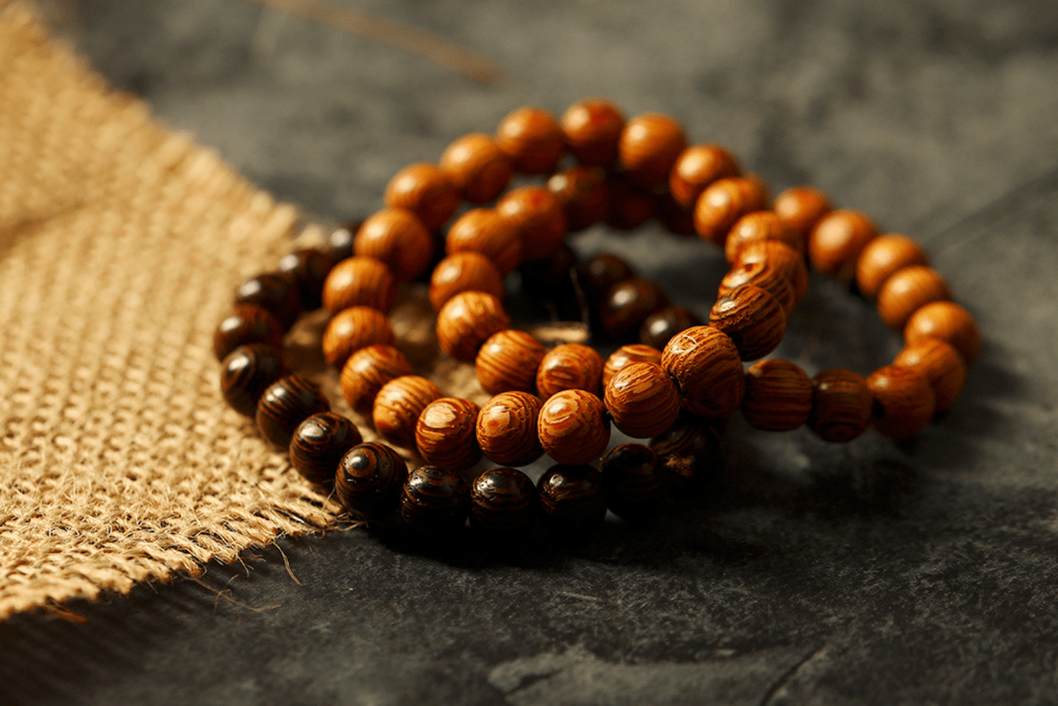 Đánh giá sản phẩm Vòng tay gỗ hương mun đuôi công