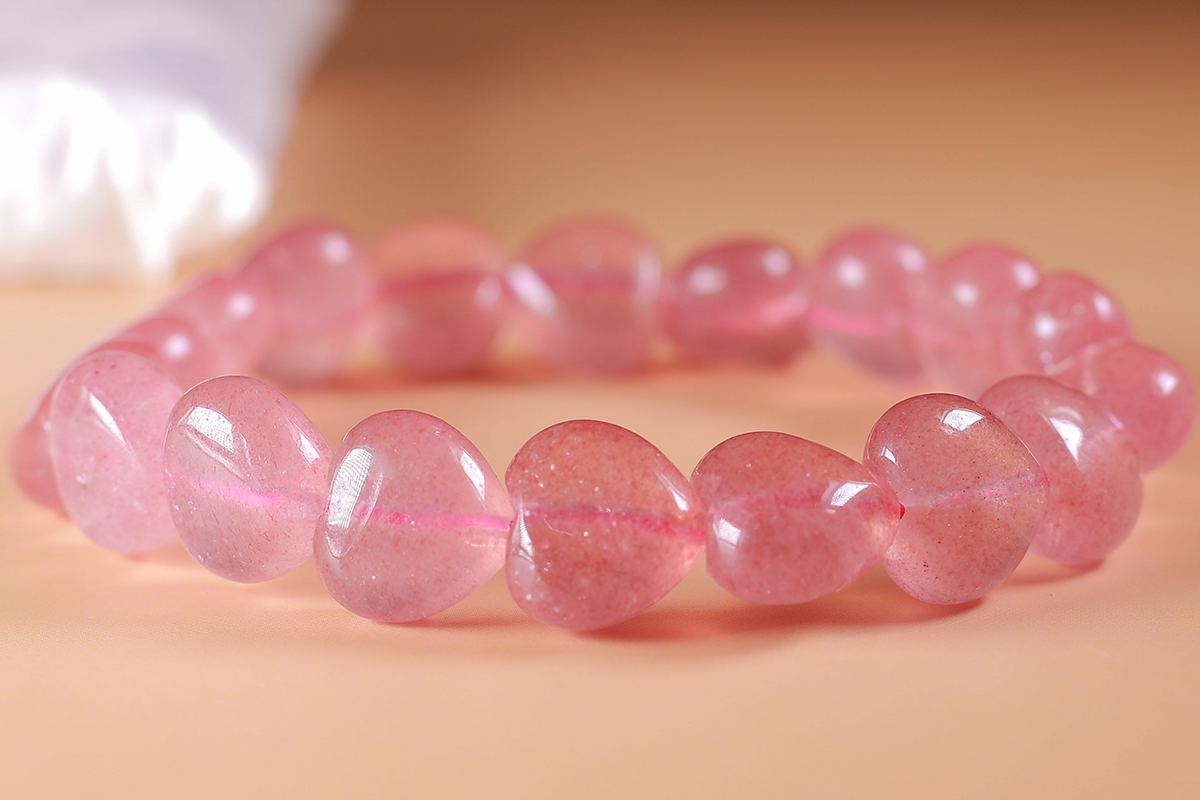 Vòng tay Thạch Anh Ưu Linh Dâu Đỏ - Bí quyết thu hút TÌNH DUYÊN và ngăn chặn NGƯỜI THỨ BA