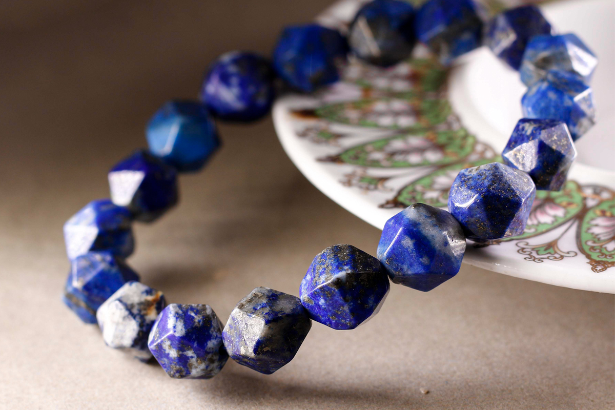 Vòng đá phong thủy “bùa may mắn” cho tất cả mọi người