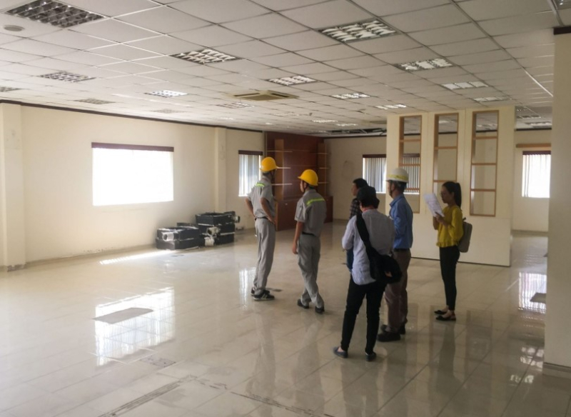 Các kỹ sư, kiến trúc sư xuống công trình