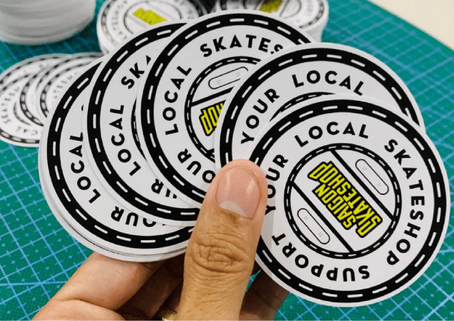 In decal sticker tem nhãn trà sữa ăn vặt giá thành rẻ In decal sticker tem nhãn trà sữa ăn vặt giá thành rẻ