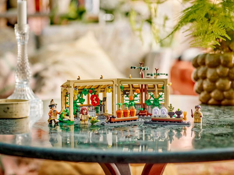 Bộ Mô Hình Lắp Ráp LEGO Harry Potter Lớp Học Thảo Dược #76445