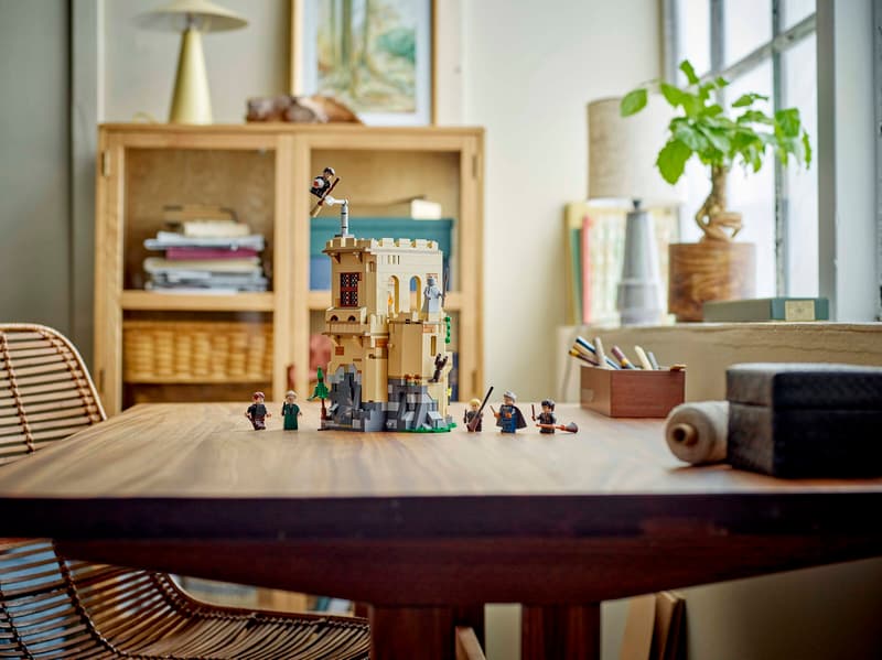 Bộ Mô Hình Lắp Ráp LEGO Harry Potter Lớp Học Bay Hogwarts #76447