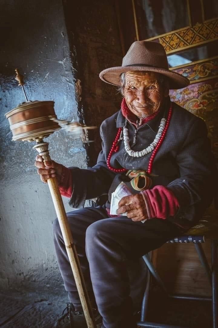 TRÌ TỤNG OM MANI PADME HUM TRONG KHI QUAY KINH LUÂN GIÚP TÂM TA TRỞ NÊN KIÊN CỐ, TĂNG TRƯỜNG LỢI LẠC