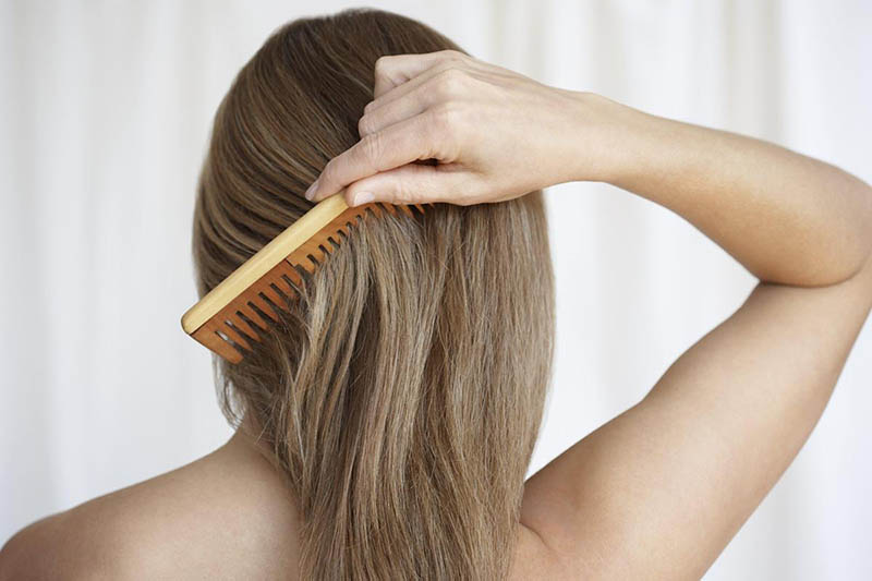 Hướng dẫn chi tiết cách làm tóc xoăn thành thẳng bạn nên biết