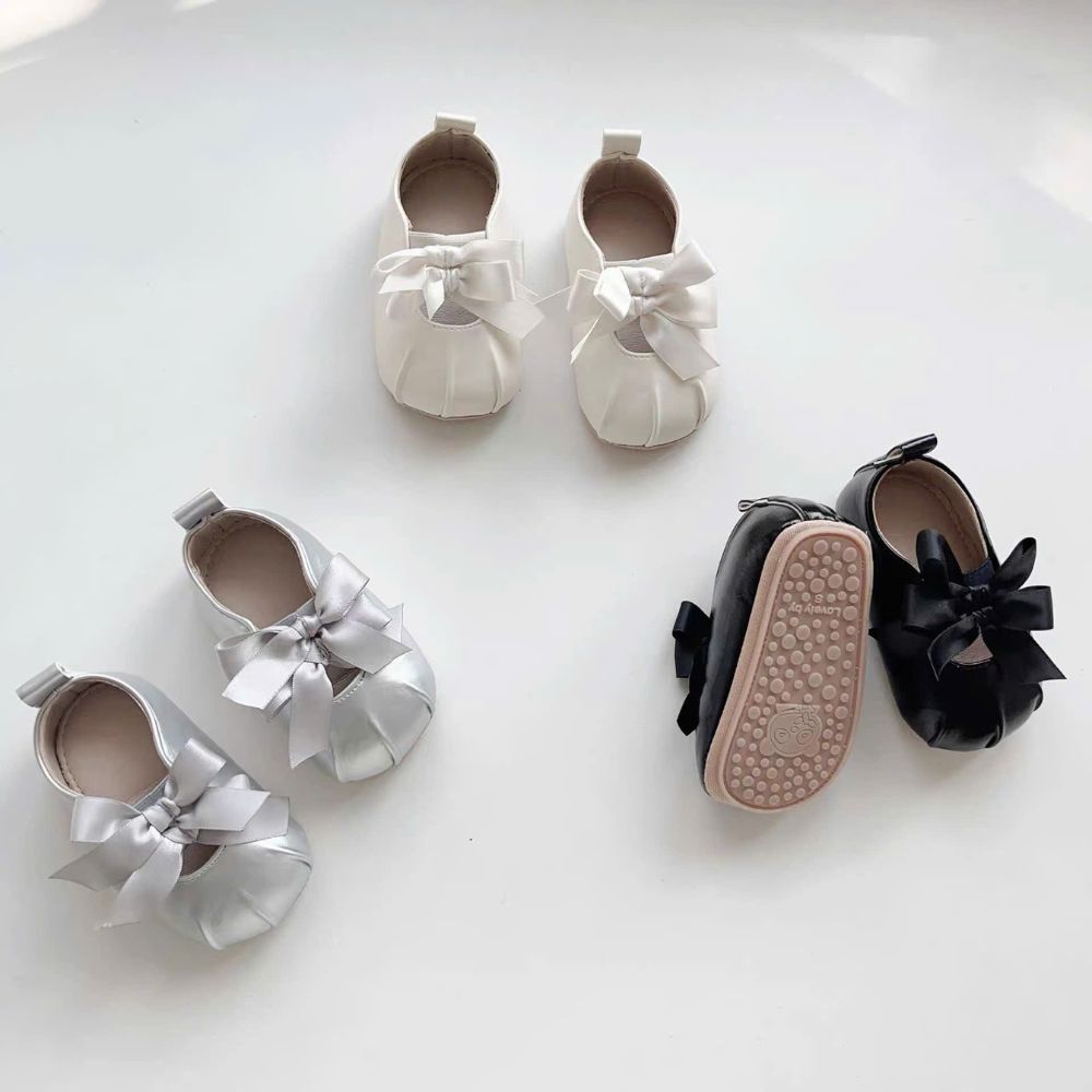 Giày da tập đi 2 nơ vải mềm chống trượt cho bé gái