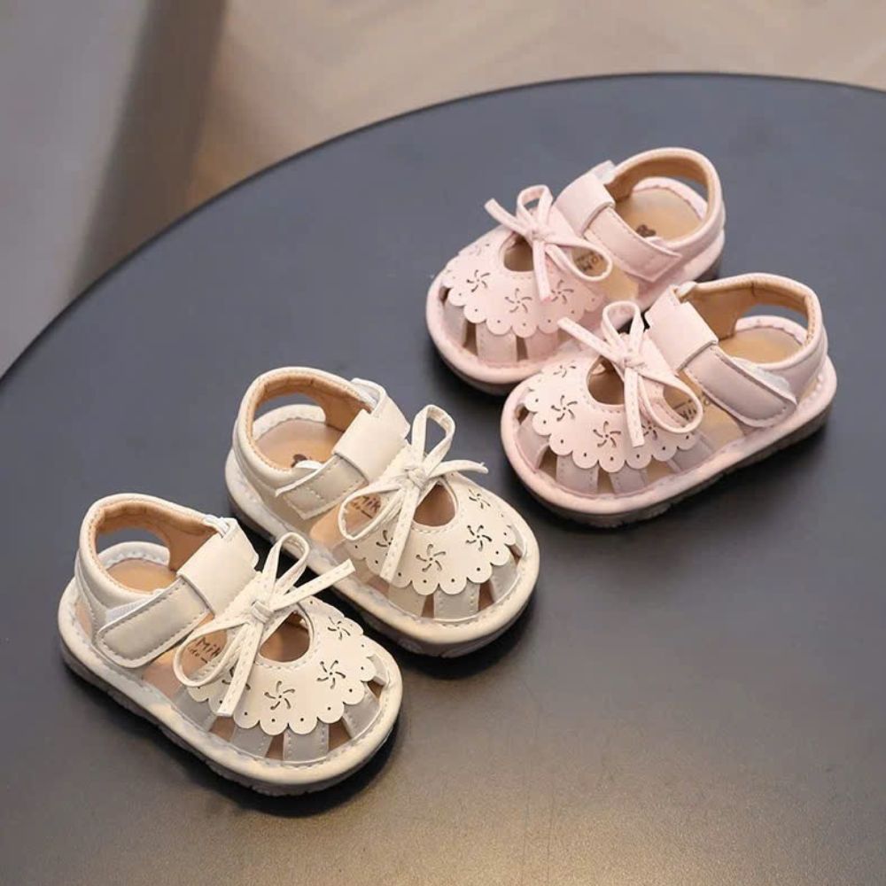 Giày da tập đi đính nơ có kèn cho bé gái