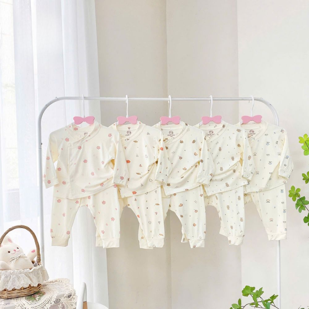 Bộ dài sơ sinh cổ tàu Minh Đức nền kem in họa tiết