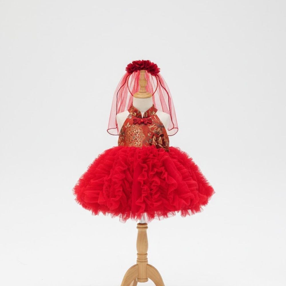 Đầm váy gấm đỏ cổ tàu kèm bờm cô dâu cho bé gái