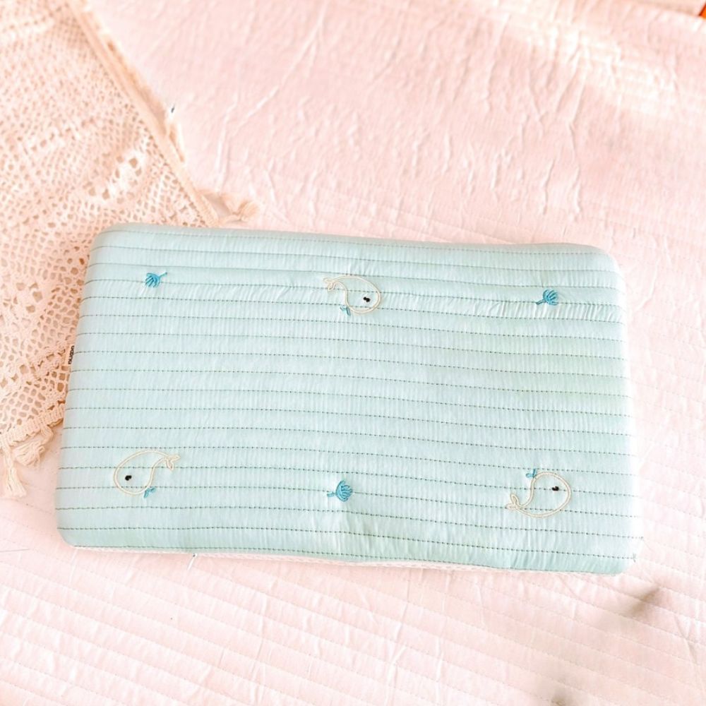 Gối nằm thêu hình Boona