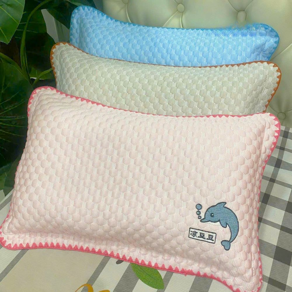 Gối băng lụa lạnh hạt đậu thêu hình cá heo cho bé